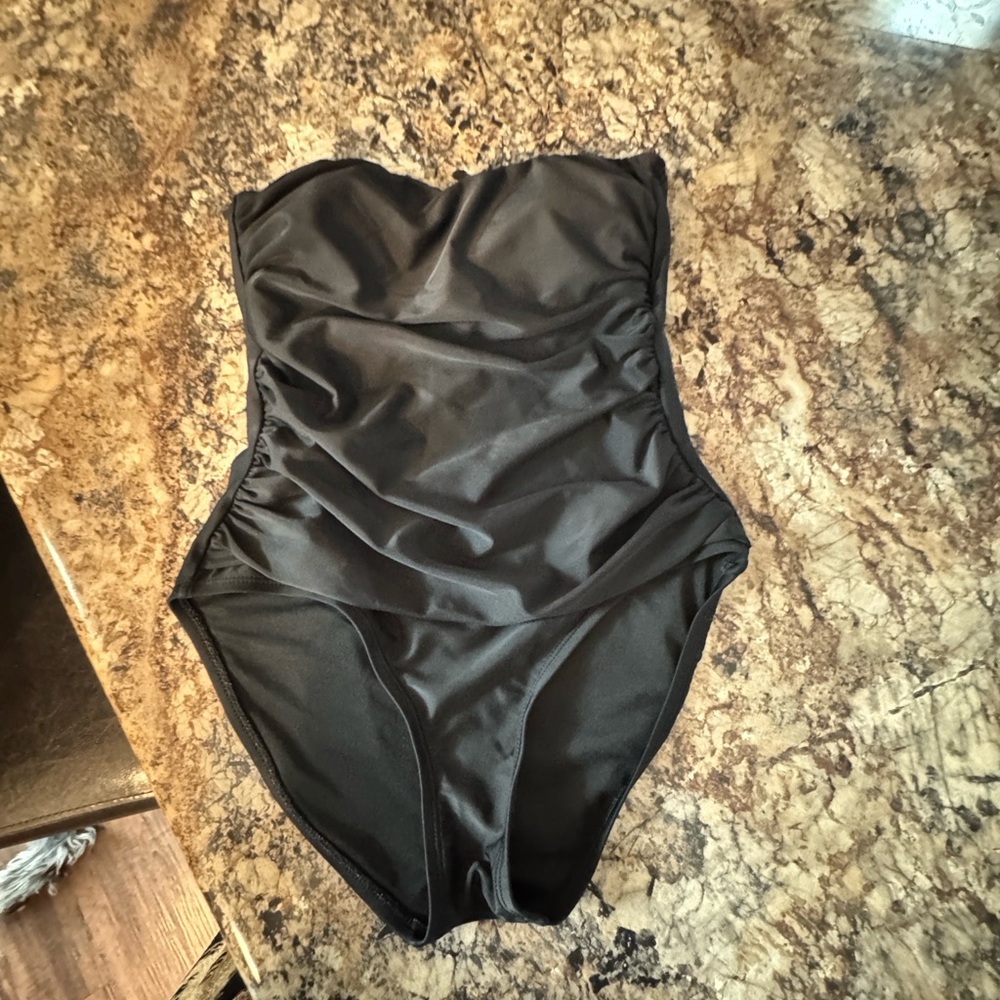 DKNY-Elegant Black Women's Swimsuit